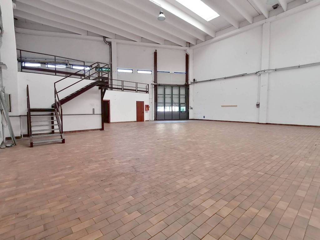 locale commerciale in affitto a Lecco in zona Caleotto