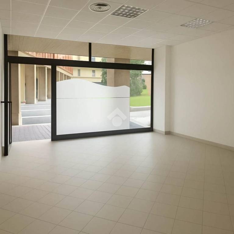 negozio in affitto a Lecco in zona Caleotto