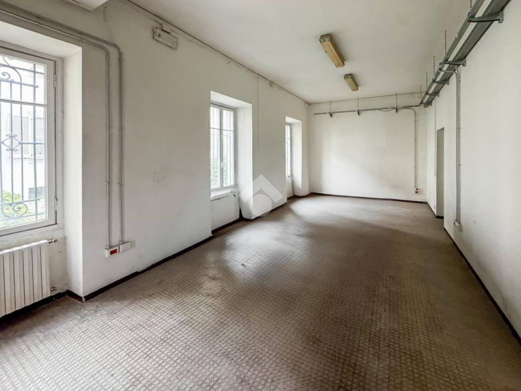 negozio in affitto a Lecco in zona Viale Turati