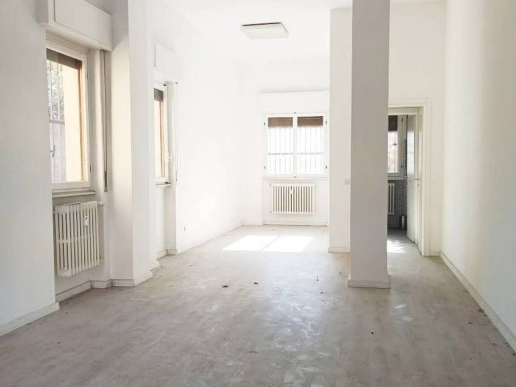 negozio in affitto a Lecco in zona Maggianico