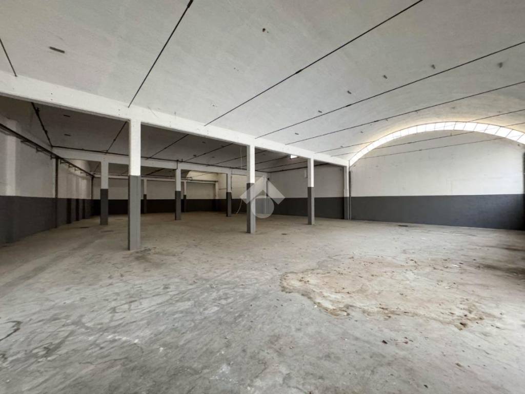 locale commerciale in affitto a Lecco in zona Acquate