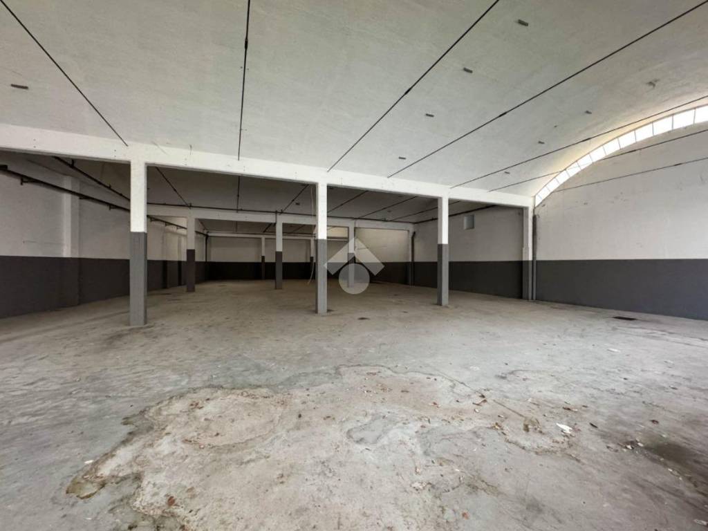 locale commerciale in affitto a Lecco in zona Caleotto