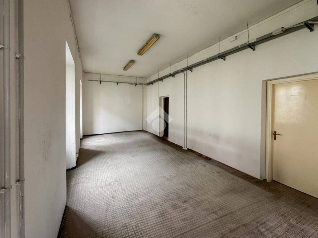 negozio in affitto a Lecco in zona Santo Stefano