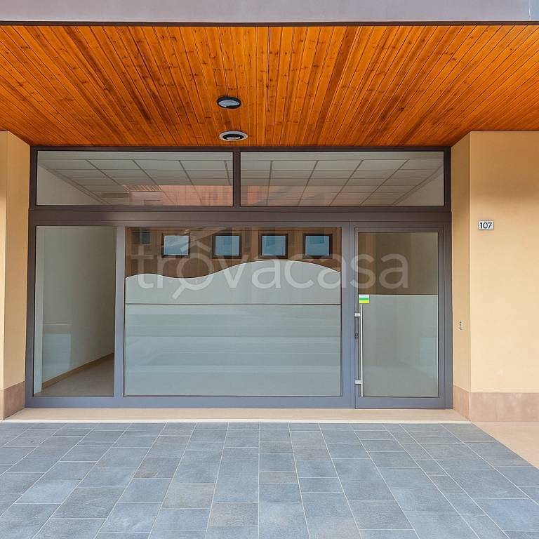 negozio in affitto a Lecco in zona Caleotto