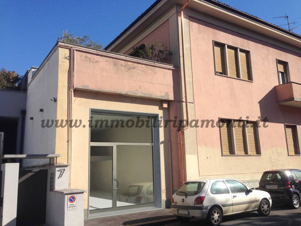 locale commerciale in affitto a Lecco in zona Acquate