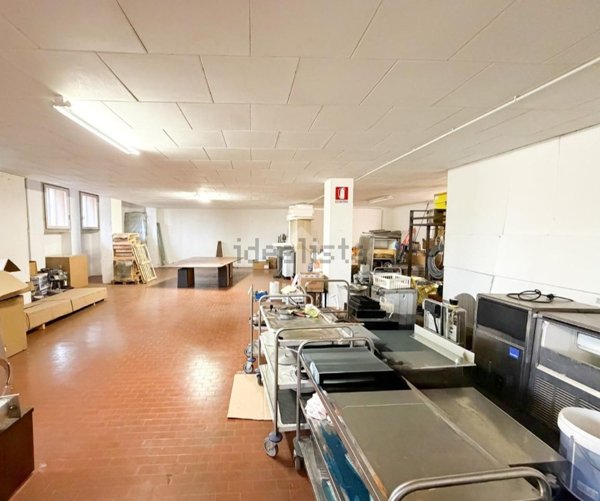 locale commerciale in affitto a Lecco in zona Castello