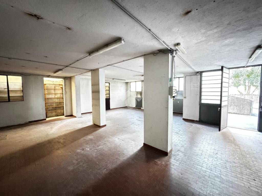 locale commerciale in affitto a Lecco in zona Laorca