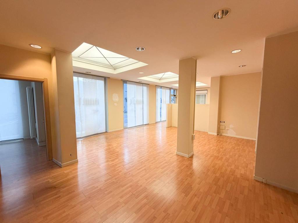 negozio in affitto a Lecco in zona Germanedo