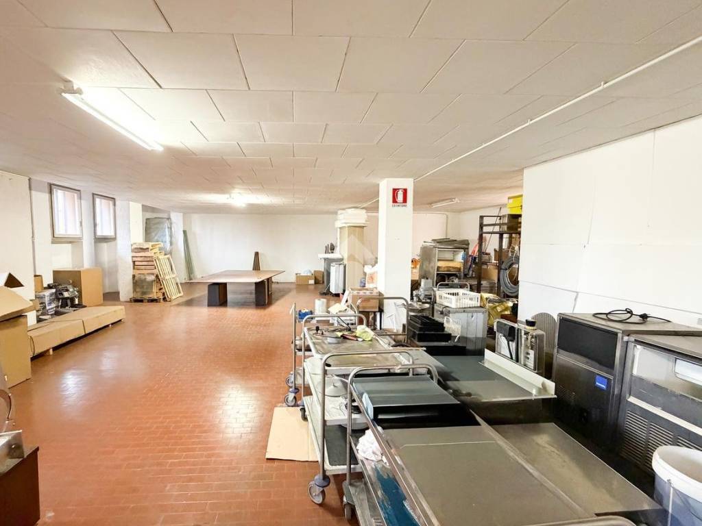 locale commerciale in affitto a Lecco in zona Olate