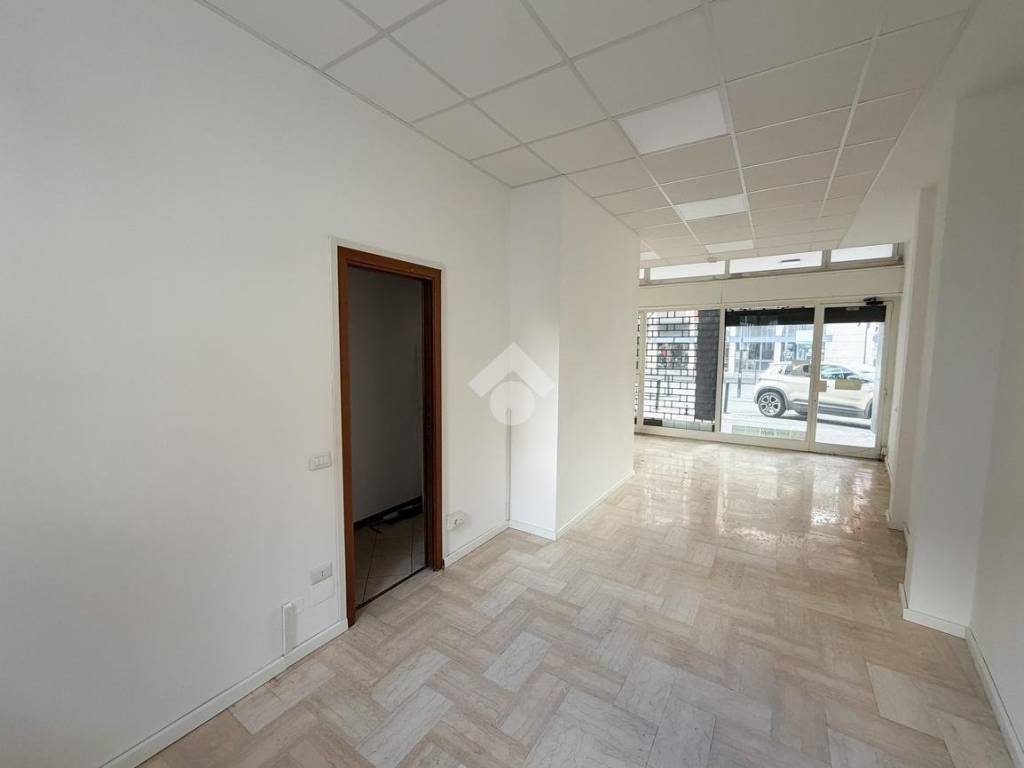 negozio in affitto a Lecco in zona Castello