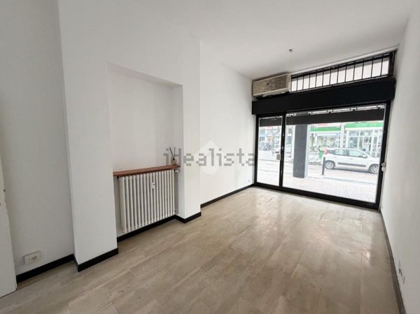 negozio in affitto a Lecco in zona Viale Turati