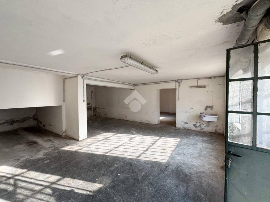 locale commerciale in affitto a Lecco in zona Chiuso