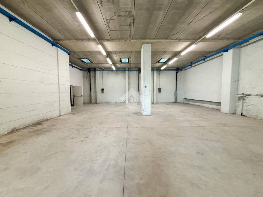 locale commerciale in affitto a Lecco in zona Maggianico