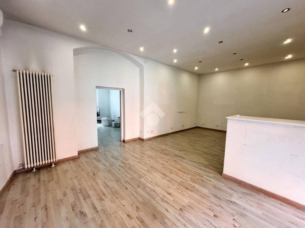 negozio in affitto a Lecco in zona Chiuso