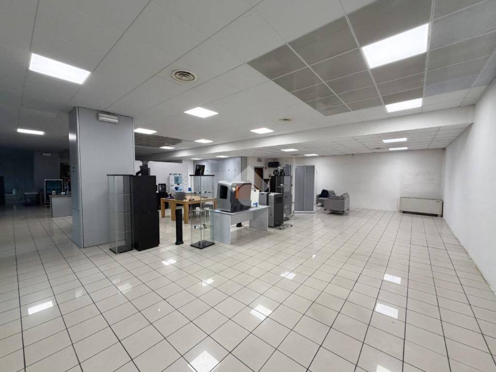 ufficio in affitto a Lecco in zona Pescarenico