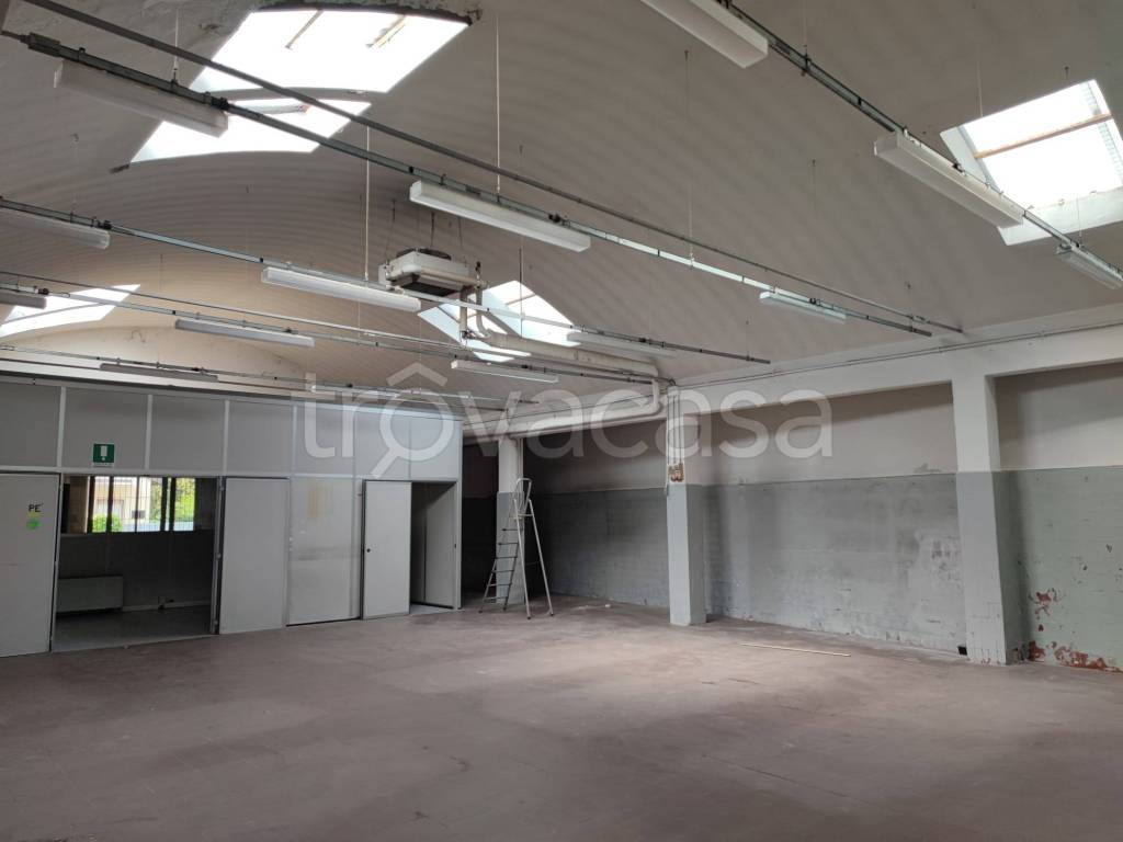 locale commerciale in affitto a Lecco in zona Maggianico