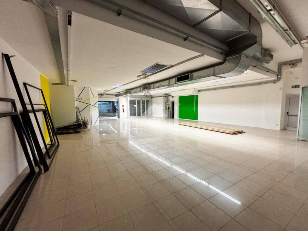 negozio in affitto a Lecco