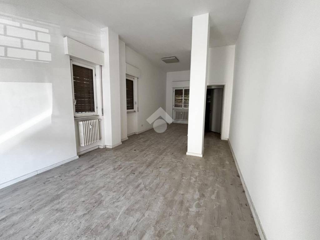 negozio in affitto a Lecco in zona Maggianico