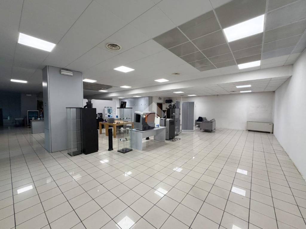 ufficio in affitto a Lecco in zona Maggianico