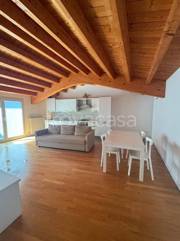 appartamento in affitto a Lecco in zona Pescarenico