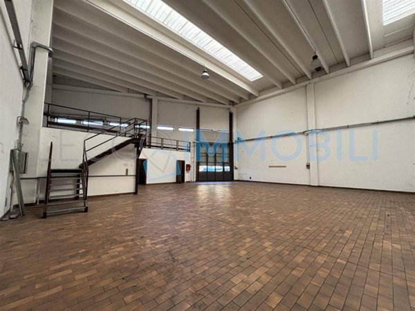 locale commerciale in affitto a Lecco in zona Caleotto