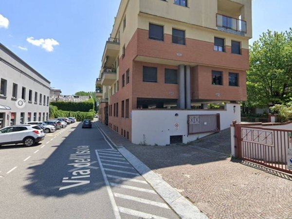 box auto in affitto a Lecco in zona Pescarenico