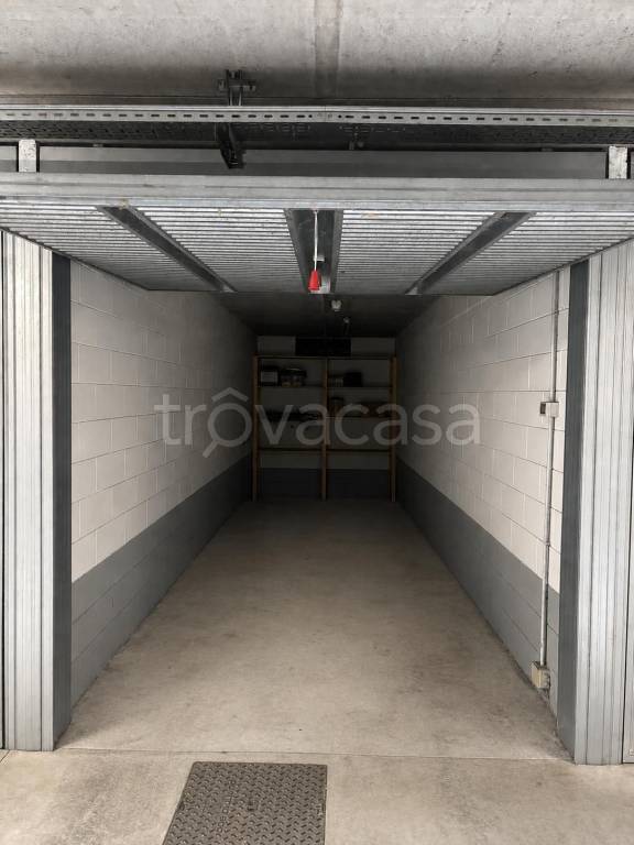 box auto in affitto a Lecco in zona Pescarenico