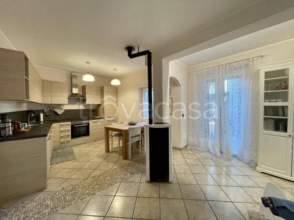 appartamento in affitto a Lierna in zona Grumo