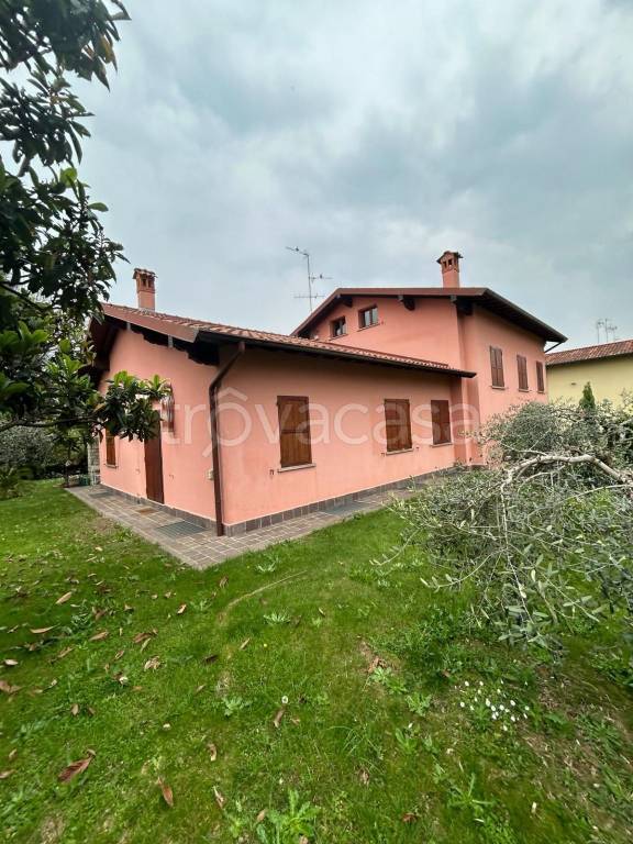 casa indipendente in affitto a Lomagna