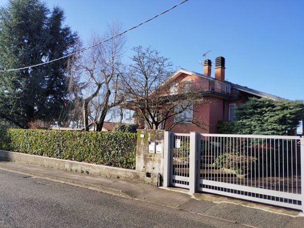 casa indipendente in affitto a Lomagna