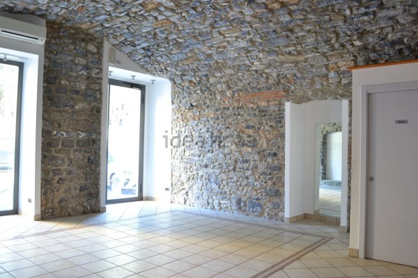 locale commerciale in affitto a Mandello del Lario