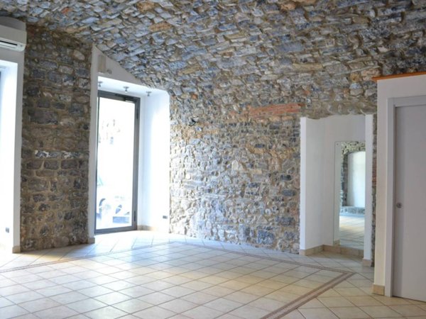 negozio in affitto a Mandello del Lario