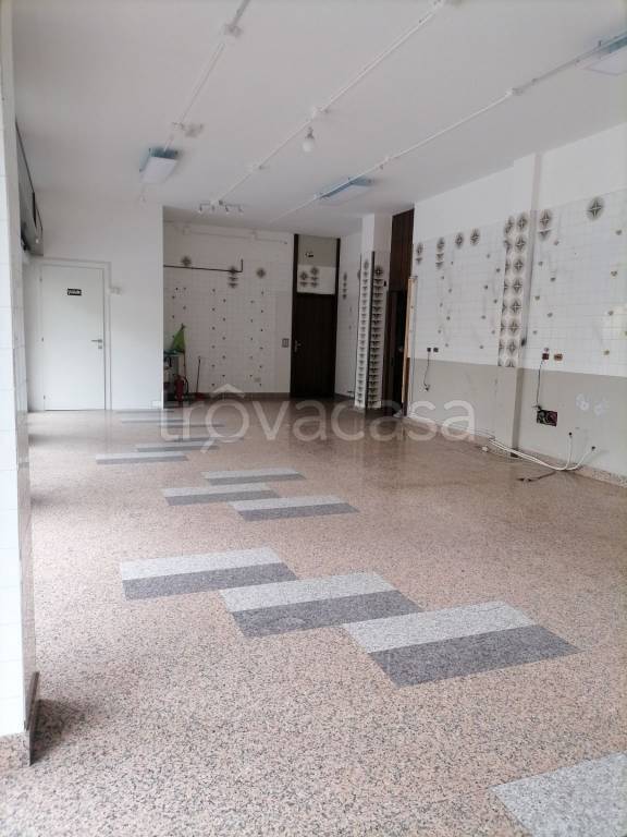 negozio in affitto a Mandello del Lario