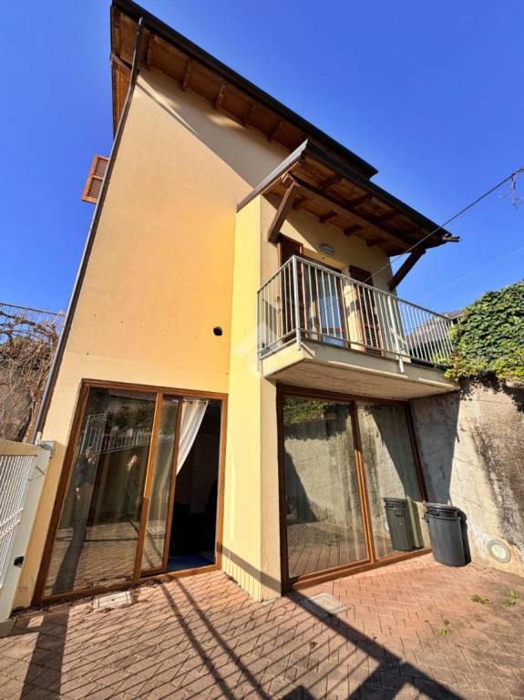 casa indipendente in affitto a Mandello del Lario