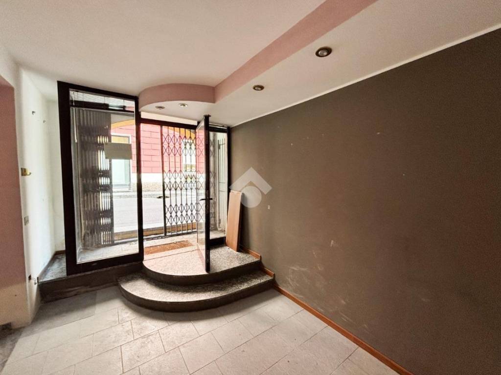 negozio in affitto a Mandello del Lario