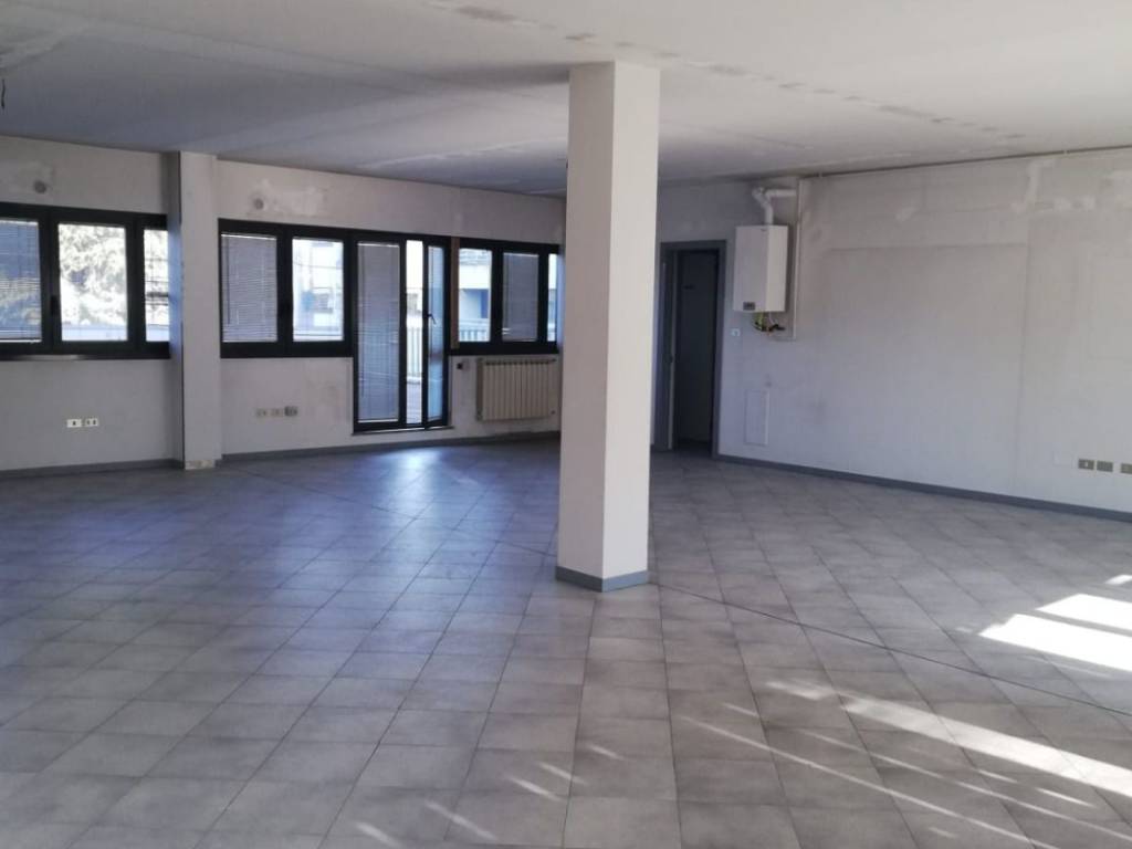 ufficio in affitto a Merate in zona Sartirana