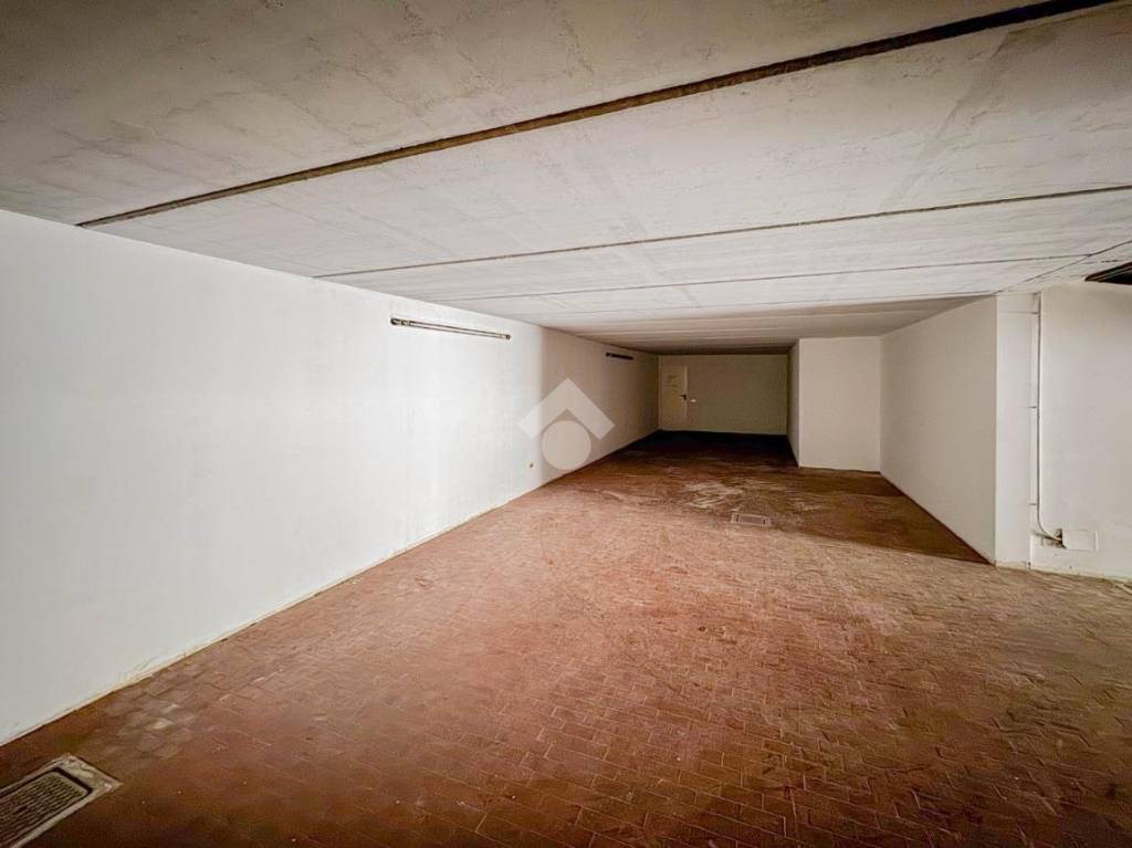 locale commerciale in affitto a Merate