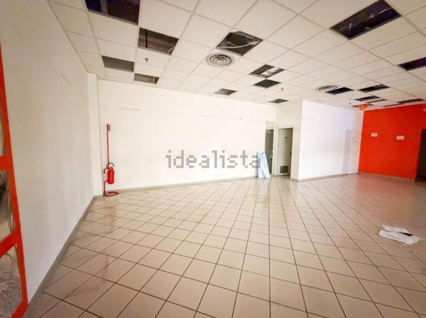 negozio in affitto a Merate in zona Brugarolo