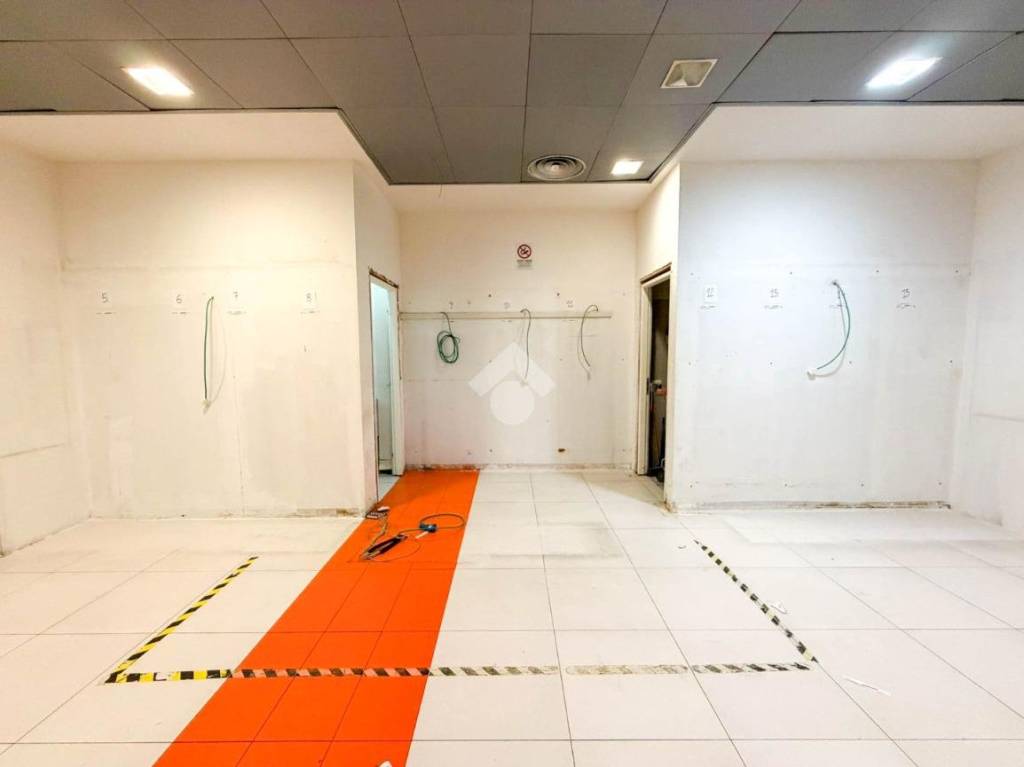 negozio in affitto a Merate in zona Brugarolo