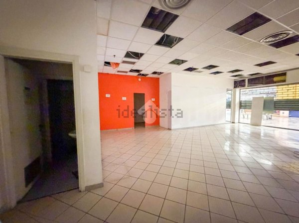 negozio in affitto a Merate in zona Brugarolo