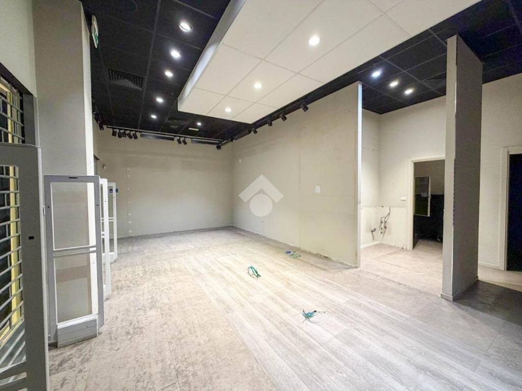 negozio in affitto a Merate in zona Brugarolo