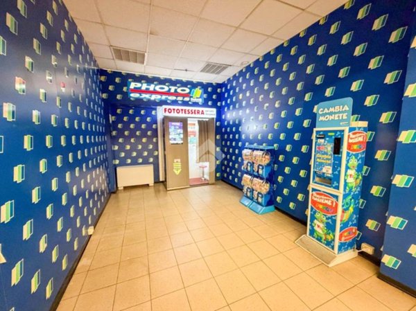 negozio in affitto a Merate in zona Brugarolo