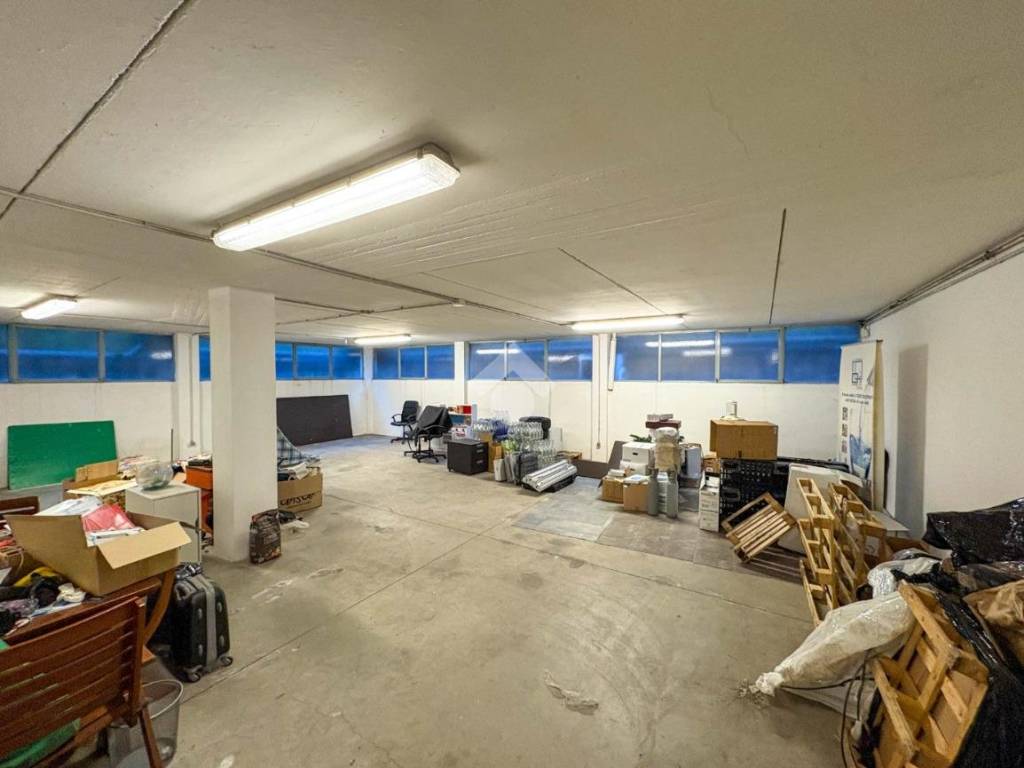 locale commerciale in affitto a Merate in zona Brugarolo