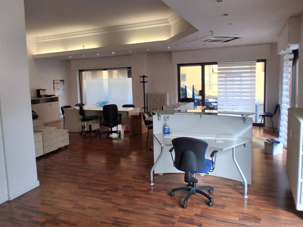 negozio in affitto a Merate