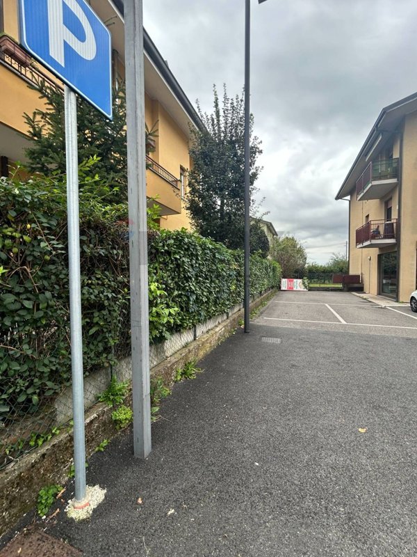 locale commerciale in affitto a Merate