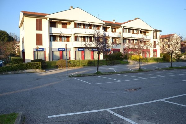 locale commerciale in affitto a Merate