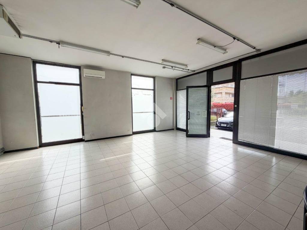 negozio in affitto a Merate