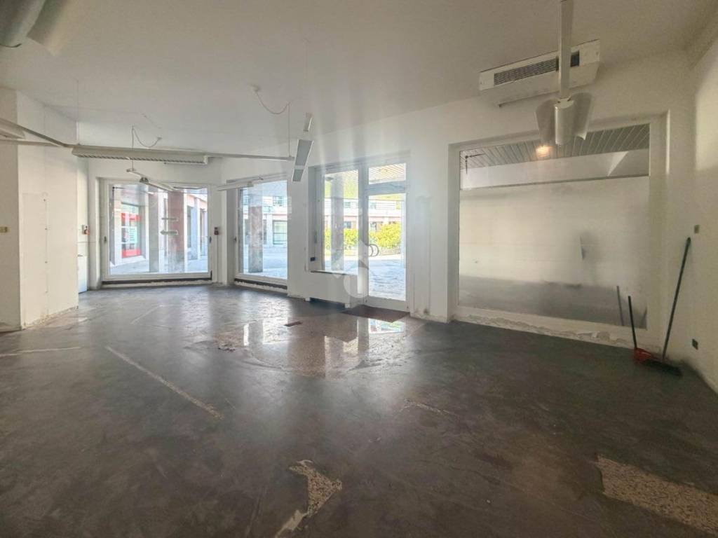 negozio in affitto a Merate in zona Sartirana