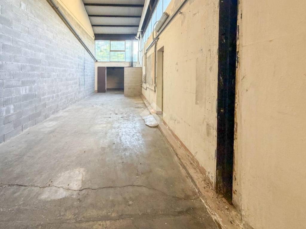 locale commerciale in affitto a Merate