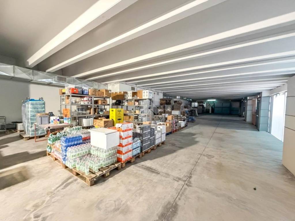 locale commerciale in affitto a Missaglia in zona Lomaniga